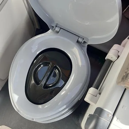 Rent A Mercedes Mb100 Camper Van With Blue Classics Οργανωμένο κάμπινγκ